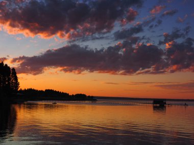 Gün batımı, yaz, gün batımında güzel bulutlar. Büyük Kama nehrindeki iskele. Ural, Rusya, Perma Bölgesi, Elovo.