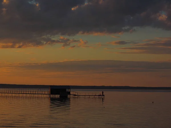 Puesta Sol Verano Hermosas Nubes Atardecer Muelle Gran Río Kama — Foto de Stock