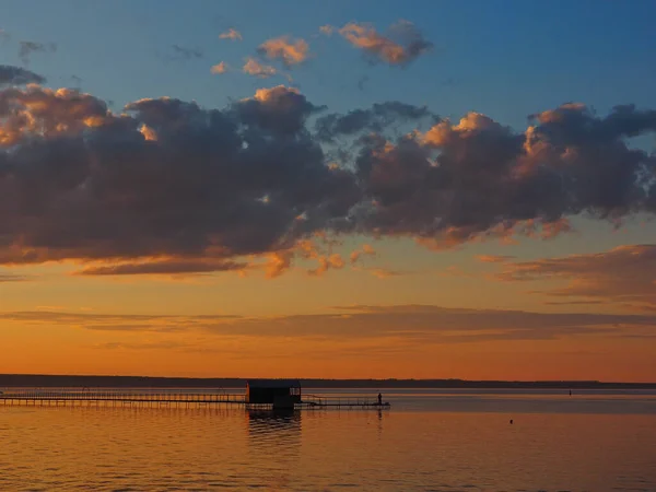 Zonsondergang Zomer Prachtige Wolken Bij Zonsondergang Pier Grote Kama Rivier — Stockfoto