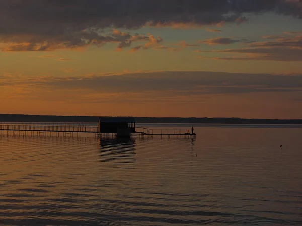 Puesta Sol Verano Hermosas Nubes Atardecer Muelle Gran Río Kama — Foto de Stock