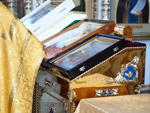 Sacerdote Iglesia Ortodoxa Rusa Lee Una Oración Libro Oraciones Iconos — Foto de Stock