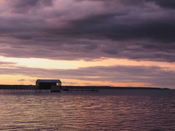 Zonsondergang Zomer Prachtige Wolken Bij Zonsondergang Donderende Zonsondergang Pier Grote — Stockfoto