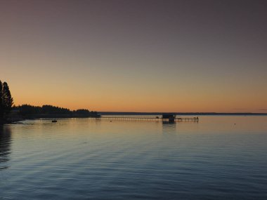 Gün batımı, yaz, güzel gökyüzü. Büyük Kama nehrindeki iskele. Ural, Rusya, Perma Bölgesi, Elovo.