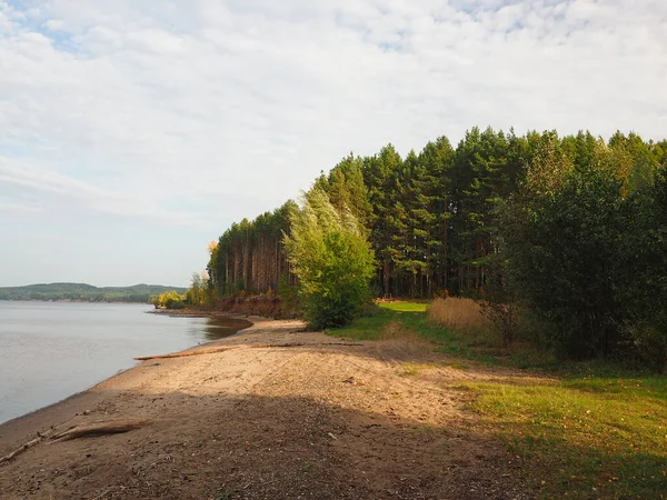 Jesienny Brzeg Wielkiej Rzeki Kama Góry Drzewa Jesień Ural Rosja — Zdjęcie stockowe