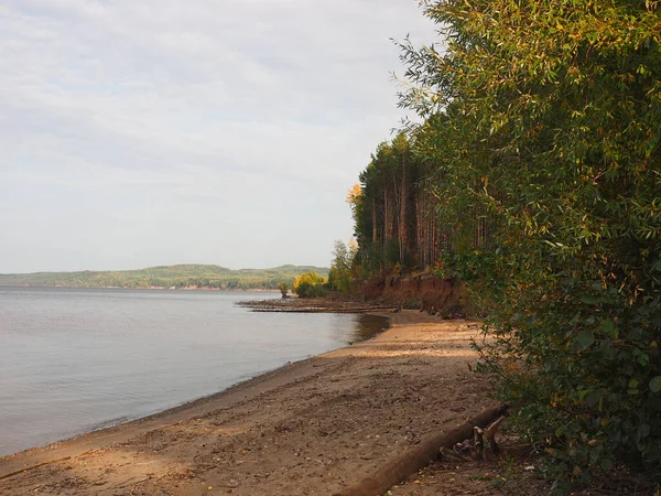 Herbstliches Ufer Des Großen Flusses Kama Berge Bäume Bäume Ural — Stockfoto