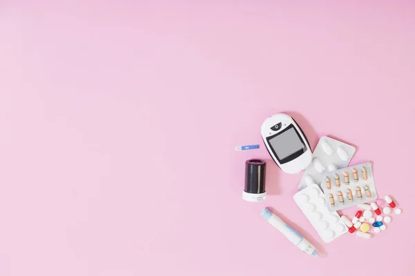 Glukometer Och Piller Rosa Bakgrund — Stockfoto