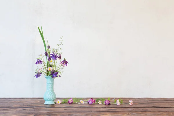 Flores Vaso Mesa Madeira Fundo Parede Branca — Fotografia de Stock