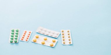 Mavi arka planda su toplayan haplar