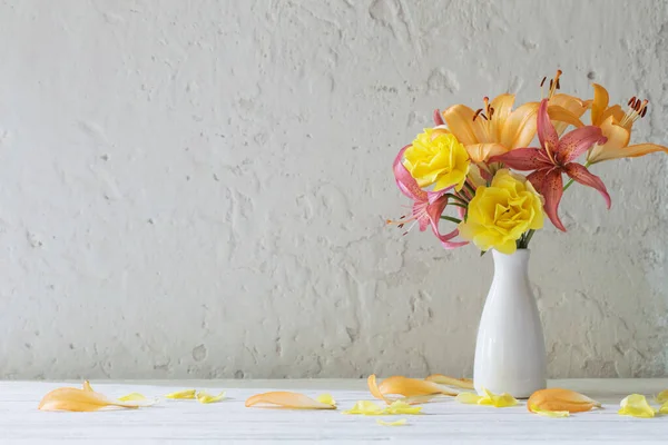 Lírios Rosas Vaso Branco Sobre Fundo Branco — Fotografia de Stock