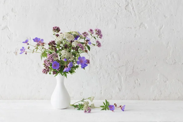 Flores Silvestres Vaso Branco Sobre Fundo Branco — Fotografia de Stock