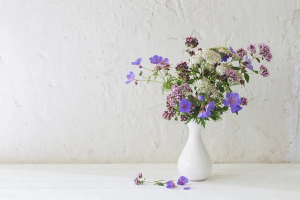 Flores Silvestres Vaso Branco Sobre Fundo Branco — Fotografia de Stock