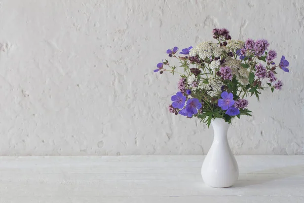 Wildblumen Weißer Vase Auf Weißem Hintergrund — Stockfoto