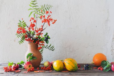 Bal kabakları ve ağaç dallarıyla dolu bir hayat.