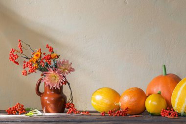 Bal kabakları ve ağaç dallarıyla dolu bir hayat.