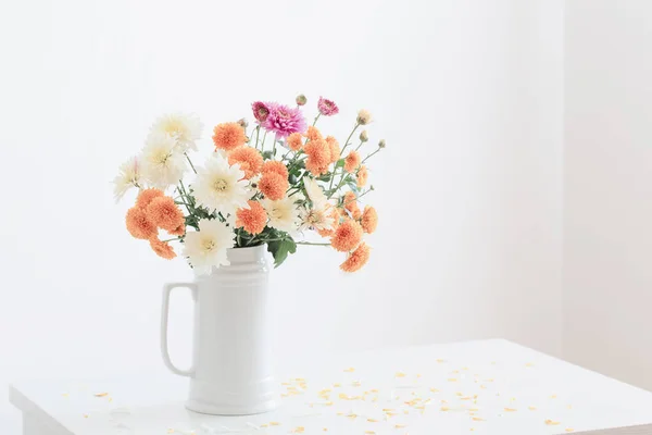 Chrysanthemum Flowers White Jug Background White Wall — Stock Photo, Image