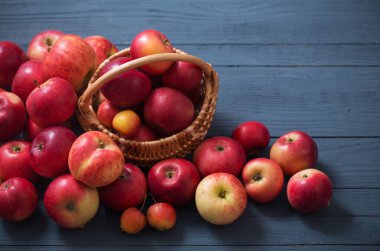 Mavi ahşap arkaplanda kırmızı elmalar