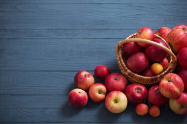 Mavi ahşap arkaplanda kırmızı elmalar