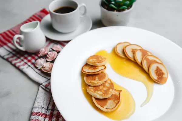 Trendy Hausgemachtes Frühstück Mit Mini Pfannkuchen Und Orangensauce Auf Einem — Stockfoto