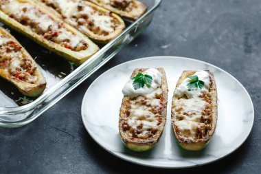 Et, mantar ve peynirle doldurulmuş ev yapımı kabak. Squash tekneleri. Dolu kabak. Diyet menüsü. Yan görünüm, üst görünüm.