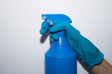 Lastik eldiven ve alkol antiseptiği verin.. 