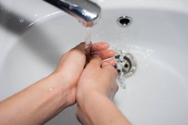 Ellerini sabunla yıka. Coronavirüsü önlemek için ellerini yıkıyor..