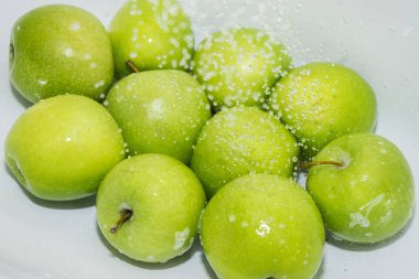 Meyve yıkıyorum. Duşta ıslak elmalar. 