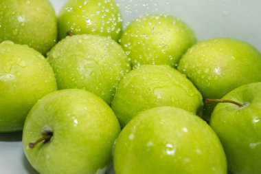 Meyve yıkıyorum. Duşta ıslak elmalar. 