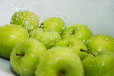 Meyve yıkıyorum. Duşta ıslak elmalar. 