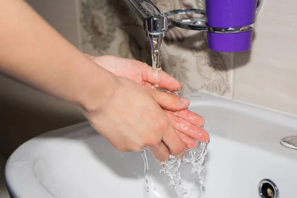 Mycie rąk mydłem. dziewczyna myje ręce, aby zapobiec koronawirusowi. — Zdjęcie stockowe