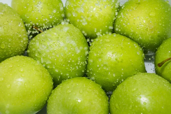 Washing fruit. Wet apples in the shower and water drops. — Stock Photo, Image