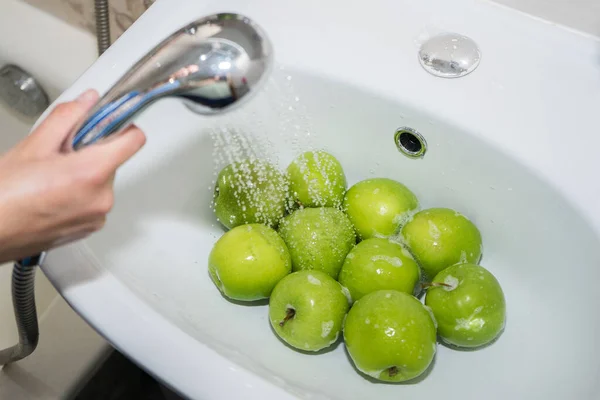 .Mencuci buah. Pancuran apel dan tetes air. apel dari kamar mandi. — Stok Foto