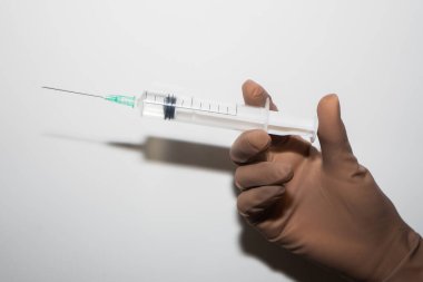 Doktorun elindeki şırıngada plastik eldiven var. Doktor aşı oldu.. 
