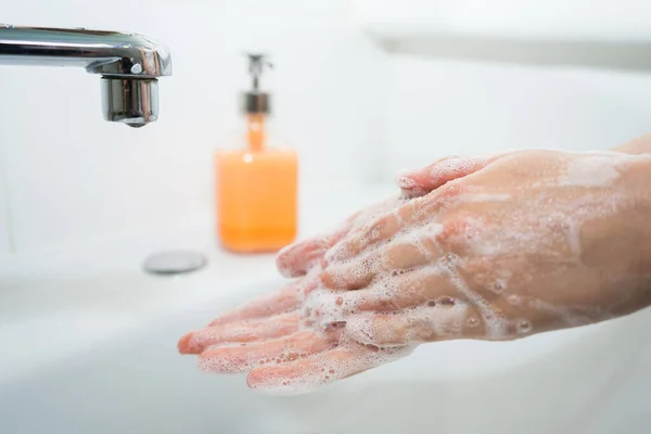Mycie rąk mydłem. Dziewczyna myje ręce antybakteryjnym mydłem. — Zdjęcie stockowe