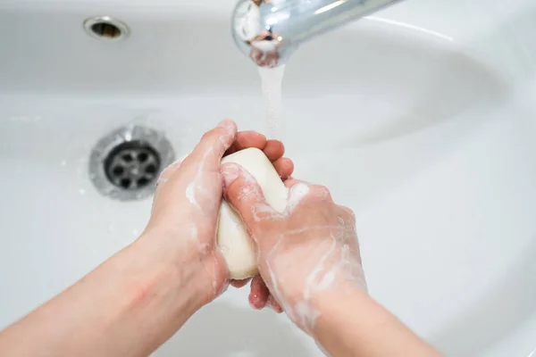 Lavagem das mãos com sabão. Menina lava as mãos com sabão antibacteriano — Fotografia de Stock