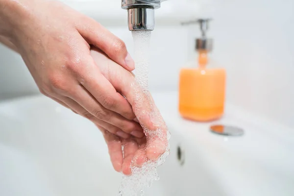 Mycie rąk mydłem. Dziewczyna myje ręce antybakteryjnym mydłem. — Zdjęcie stockowe