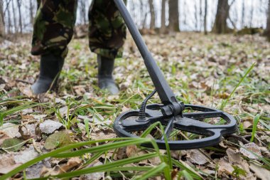 Ormanda metal dedektör ve bozuk para kazan bir adam. Eski madeni paraları veya metalleri ara