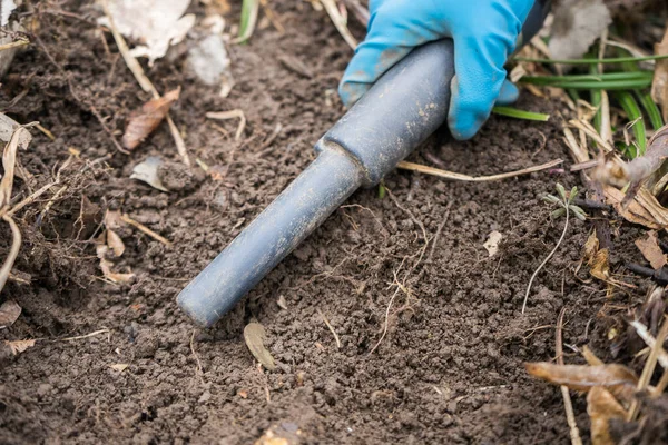 Detector de metales pinpointer en la mano del arqueólogo excavador y moneda antigua . —  Fotos de Stock