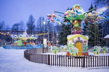 Çocuk atlıkarınca kışın çok güzel parlar. Çocuklar için Çekim 