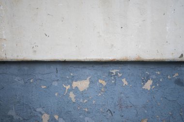 Gri-mavi duvar, metin için yer ile ikiye bölündü.