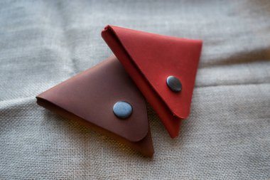Bozukluklar için el yapımı kırmızı ve kahverengi deri cüzdan. Deri üçgen para kutusu