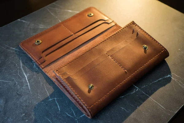 갈색 손으로 만든 가죽 지갑이요. 어두운 배경에 있는 가죽 지갑 — 스톡 사진