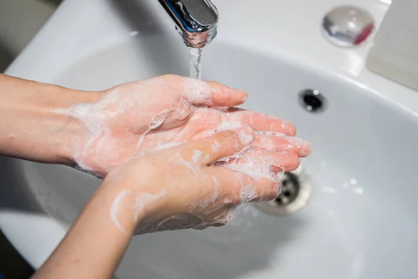 Mycie rąk mydłem. dziewczyna myje ręce, aby zapobiec koronawirusowi. — Zdjęcie stockowe