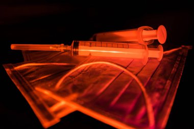 Tıbbi maske ve şırıngalar. Coronovirus covid-19 2019-ncov salgını 