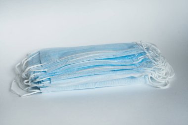 Coronavirus covid-19 2019-ncov 'un önlenmesi için bir sürü tıbbi yüz maskesi. 