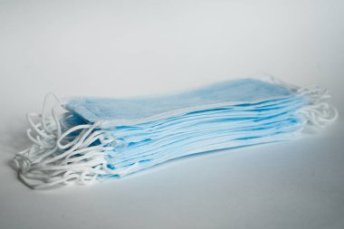 Coronavirus covid-19 2019-ncov 'un önlenmesi için bir sürü tıbbi yüz maskesi. 