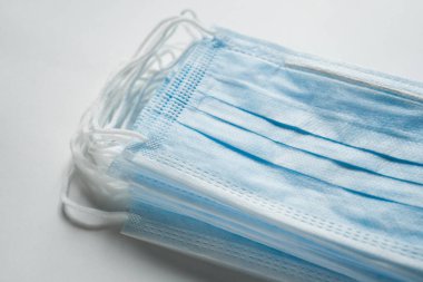 Coronavirus covid-19 2019-ncov 'un önlenmesi için bir sürü tıbbi yüz maskesi. 