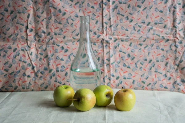 Elmalar ve eski bir su şişesiyle sakin bir hayat. — Stok fotoğraf