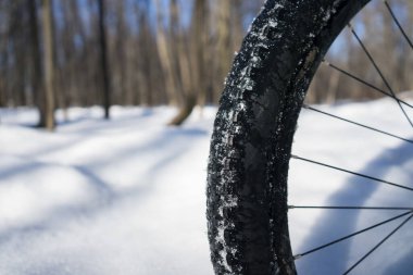 Karda bisiklet tekerleği ve yazı için yer. Kış bisiklet sezonu