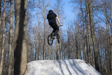 Sporcu kışın çamurdan atlayıp BMX 'e atlıyor.