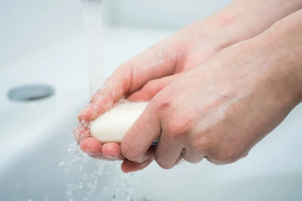 Cuci tangan dengan sabun. Seorang gadis mencuci tangannya dengan sabun antibakteri — Stok Foto